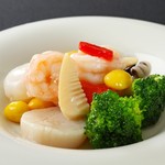 48．3種海鮮と季節野菜の塩炒め