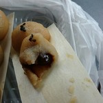 照井菓子店 - 手でちぎってみました。中から現れたのはなんとも甘い黒砂糖。