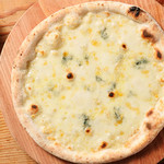 Mokuyuurin Shokukoubou - ４種のチーズのピッツァ