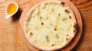 Mokuyuurin Shokukoubou - ４種のチーズのピッツァ