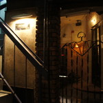 ザ バー ワタナベ - 路地を抜けると入口