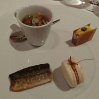 フランス料理 壺中天 - 2016年11月 秋刀魚の燻製、フォアグラのフラン、フォアグラのマカロン、煮こごり蒸しの前菜