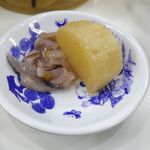 天ぷらのひらお - しばし無料のおかず箱より、名物のイカの塩辛、日替わりの煮物をつまみながら天ぷらを待つことにしました。