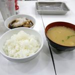 天ぷらのひらお - 天ぷらに先行してハリのある炊き加減のご飯、味噌の風味が濃いめなみそ汁が着皿。