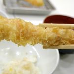 天ぷらのひらお - 海老の天ぷらは衣カリカリ、中の海老はぷりぷり。中々のウマさです。