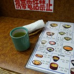 川福 - 最初に熱いお茶とおしぼり。(2016年12月)
