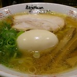 金醤油ラーメン(煮玉子入り)のアップ！(2016年12月)