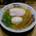 金醤油ラーメン(煮玉子入り)です。(2016年12月)