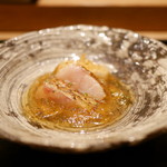 虎白 - 「先付」喉黒の皮目藁焼き、芋茎、鰹出汁と橙のジュレ掛け