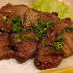 養老乃瀧 - 仔牛のタン塩焼き。盛り付け例。