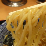 六厘舎 - 超極太の麺をつけダレにくぐらせたところ