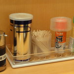 六厘舎 - 卓上の調味料達