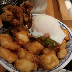 稲庭うどんとめし 金子半之助 - 天丼 金子半之助の天ばらめしに温泉卵をのせて