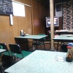 こだまや食堂 - 店内を入り口付近から、真ん中に柱があります。