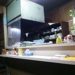 こだまや食堂 - 厨房とカウンター