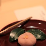 銀座 しのはら - 山茶花　ユリ根とつくね芋。小豆は粒餡です