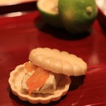 銀座 しのはら - 軽いフォアグラをフルーツと最中に挟んで。