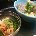 Akita Sugi - お通し　ダダミとタラコの煮込み　もつ煮の卵とじ
