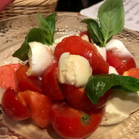 トラットリア・イタリア 品川店 - 甘いトマトとフレッシュバジルと水牛のモッツァレラ♥︎お気に入りー♥︎