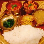 ネパール料理バルピパル - ダルバート　カレー２種