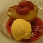 パッソ・ア・パッソ - 洋ナシのコンポートにツキノワグマの脂を使ったアイス