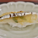 鮨 泰蔵 - さより　木の芽と山椒の葉　