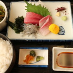 相撲茶屋ちゃんこ 龍ケ浜 - 龍ケ浜定食　ちゃんこ＋お刺身定食です１６００円税込み　本日のちゃんこ以外の刺身定食部分