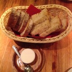 2colori - 発酵バターと
      自家製フォカッチャ