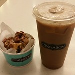 Cinnabon - キャラメルピーカンセンターオプザロールとバニラコーヒーで約8＄