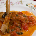 ラ・コメータ - スズキのソテー、ケッパーとフレッシュトマトのソース