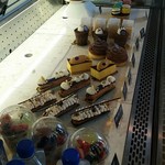 Honolulu Coffee Experience Center - 冷蔵ショーケースには甘そうなケーキたち