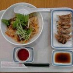 リンガーハット - まぜ辛めん：５４０円＋餃子（５個+サービス１個）：２７０円（各税込）【２０１６年１１月撮影】