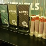 Whole Foods Market - 水とスプーン類もセルフで