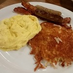 Denny's - オムレツにハッシュポテト、ソーセージとベーコン