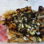 もつ焼 のんき - シロ丼550円(持ち帰り)