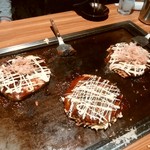 Okonomiyaki Teppan Yaki Rokusan - 3枚とも、お好み焼き600円豚肉180円税別