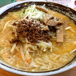 ジャンプラーメン - 背脂味噌大盛り。濃厚な味噌にプリッとした麺が相性抜群！