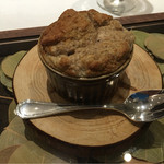 ラチュレ - キジバトのスフレ。カリッとはしていないがものすごいふわふわとした空気感の中にキジバト全てからとった濃厚な肉の風味