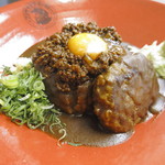 フジヤマドラゴンカレー - フジヤマドラゴンカレー：「ミンチ増し」「ハンバーグ」載せ