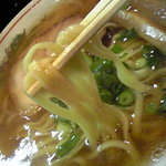 金久右衛門 本店 - 太麺を選択。中太平打ち麺で緩やかな縮れ麺。