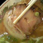 金久右衛門 本店 - チャーシューウマウマ！ホロリと崩れる極上トロチャーシュー。