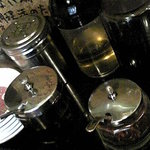 金久右衛門 - 卓上には鷹の爪、ラー油、酢、コショウ、ニンニク等が置いてあった