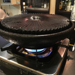 焼肉 ハラミ馬鹿 - この鉄板で焼いていきます