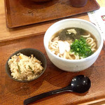 讃岐うどん はるしん - とろろこぶうどん二玉(¥590) & 炊き込みごはん(¥200)
      この日の炊き込みごはんは味が濃過ぎることもなく美味しくいただけた。