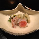 御料理 堀川 - 先付：子持ちわかめ・菊菜・海老・イカとサーモン巻き