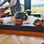 アマネム - 鰆、鮭、豚肉を炭火で。炙りの香りとその分厚さに感激。