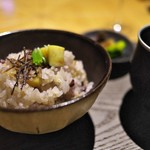 アマネム - 塩昆布を散らした八穀米の栗ご飯。この塩昆布が栗ご飯の味を引き締める。なんてことないが驚き！