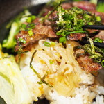 ステーキ食堂 BECO - お肉をめくるの図