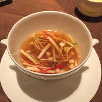 カントニーズ 燕 - ⚫︎季節の細切り野菜と二種の豆腐入り 酸味と辛味のとろみスープ  香港ライチ酢とコブミカンの香り