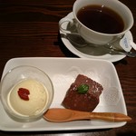 シエルドラゴン - ふかひれソバ+デザートセット(1000円) デザート&サービスのホットコーヒー  ※麺パスポート使用